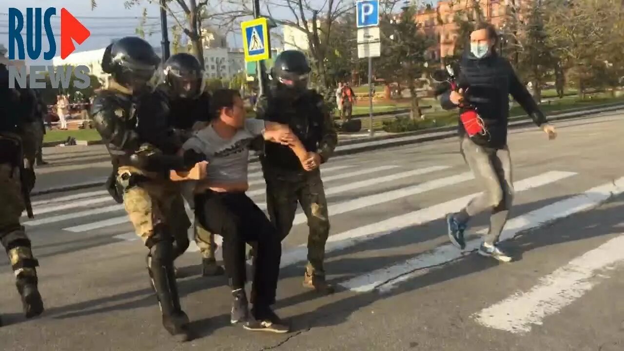 Нападение т. Хабаровский ОМОН. Разгон митинга в Хабаровске ОМОНОМ. Протесты в Хабаровске ОМОН. Полиция Хабаровска протесты.