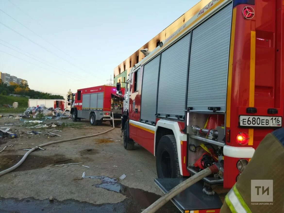 Пожар в казанском танковом. Пожар на складе. Пожар Казань стройка. Пожар в Казани 05.02.2023. Загорелось строящееся здание.