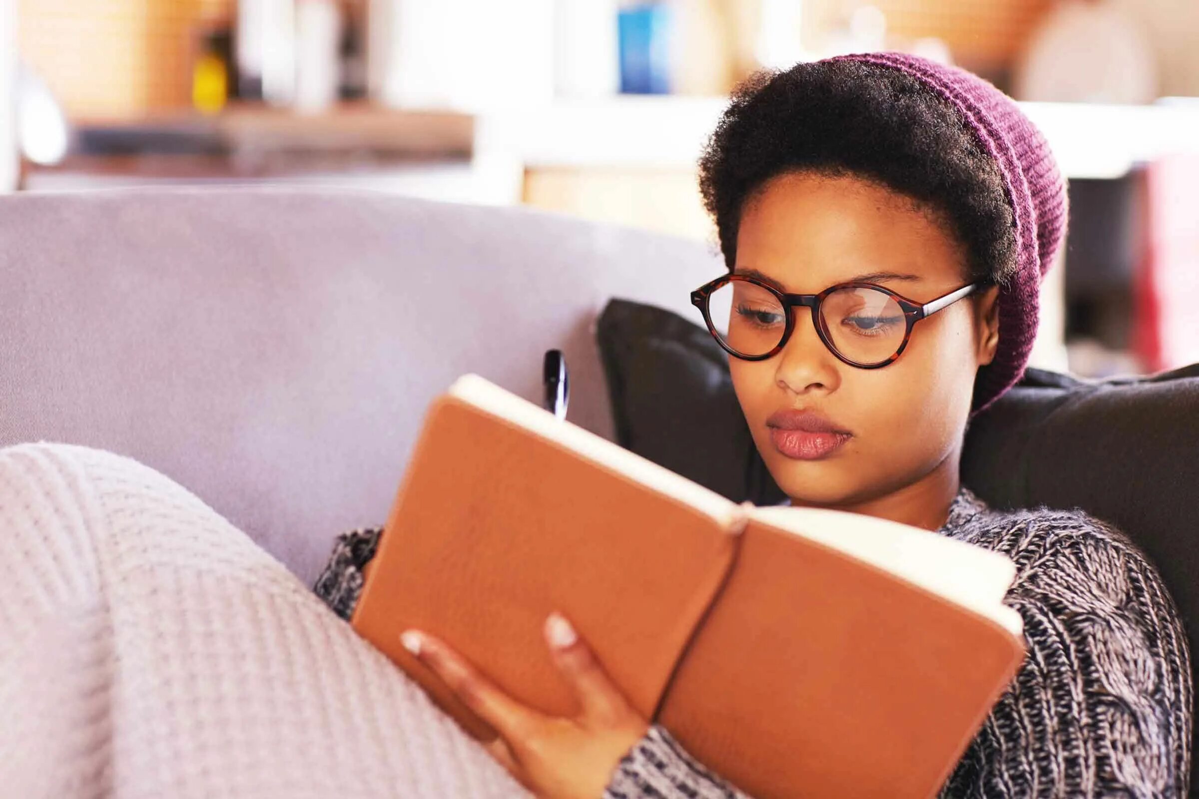 Женщина с книгой. Умный афроамериканец. Person read a book.