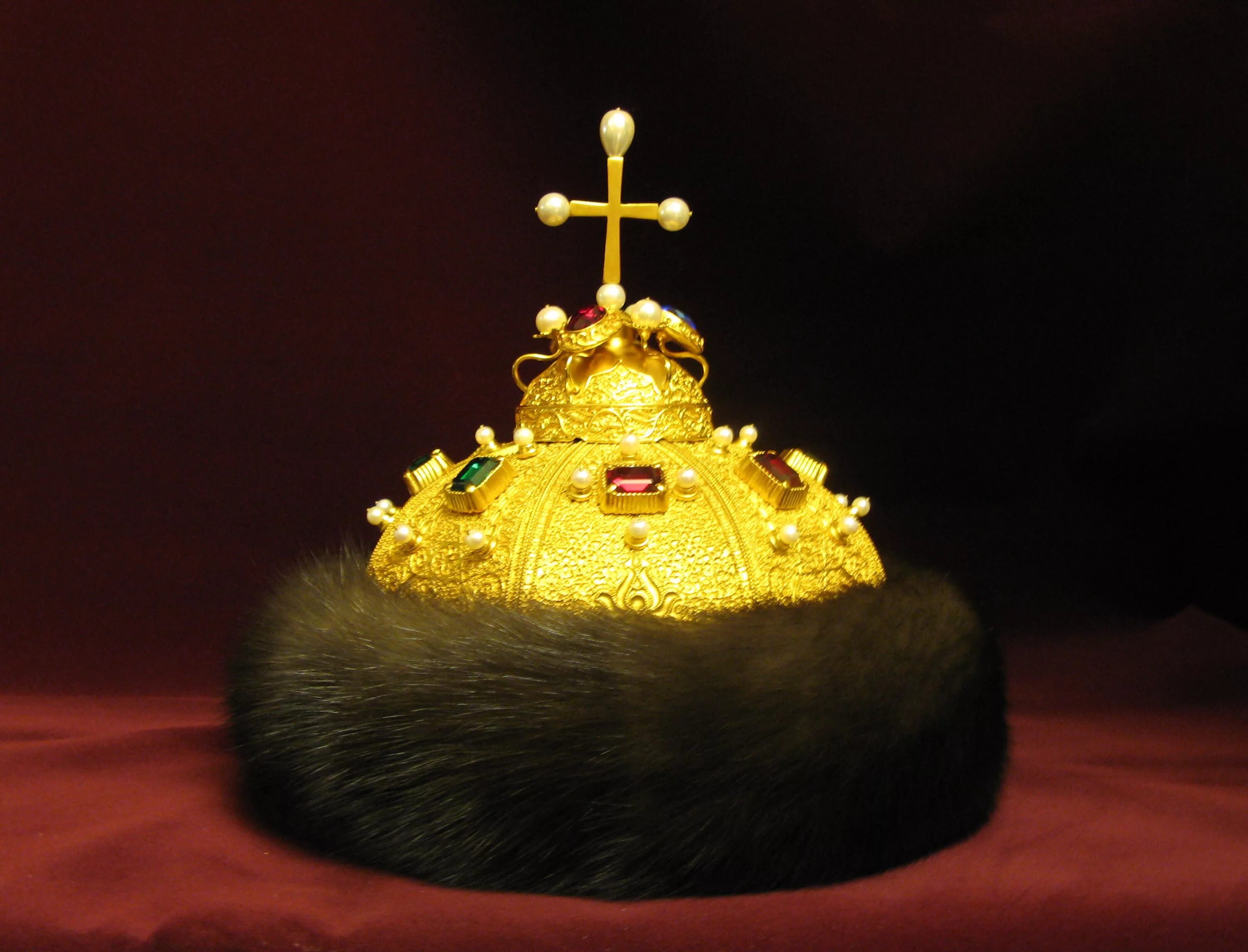 Шапка мономаха символ. Мономах шапка мономаха. Шапка мономаха символ. Шапка владимира мономаха. Царь в шапке мономаха.
