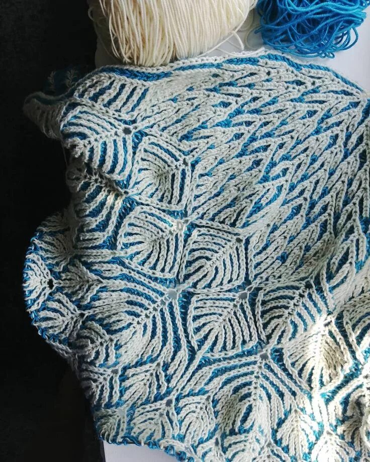 Техника бриошь крючком. Коса Бриошь. Пончо Бриошь. Бриошь техника вязания спицы. Бриош шали.