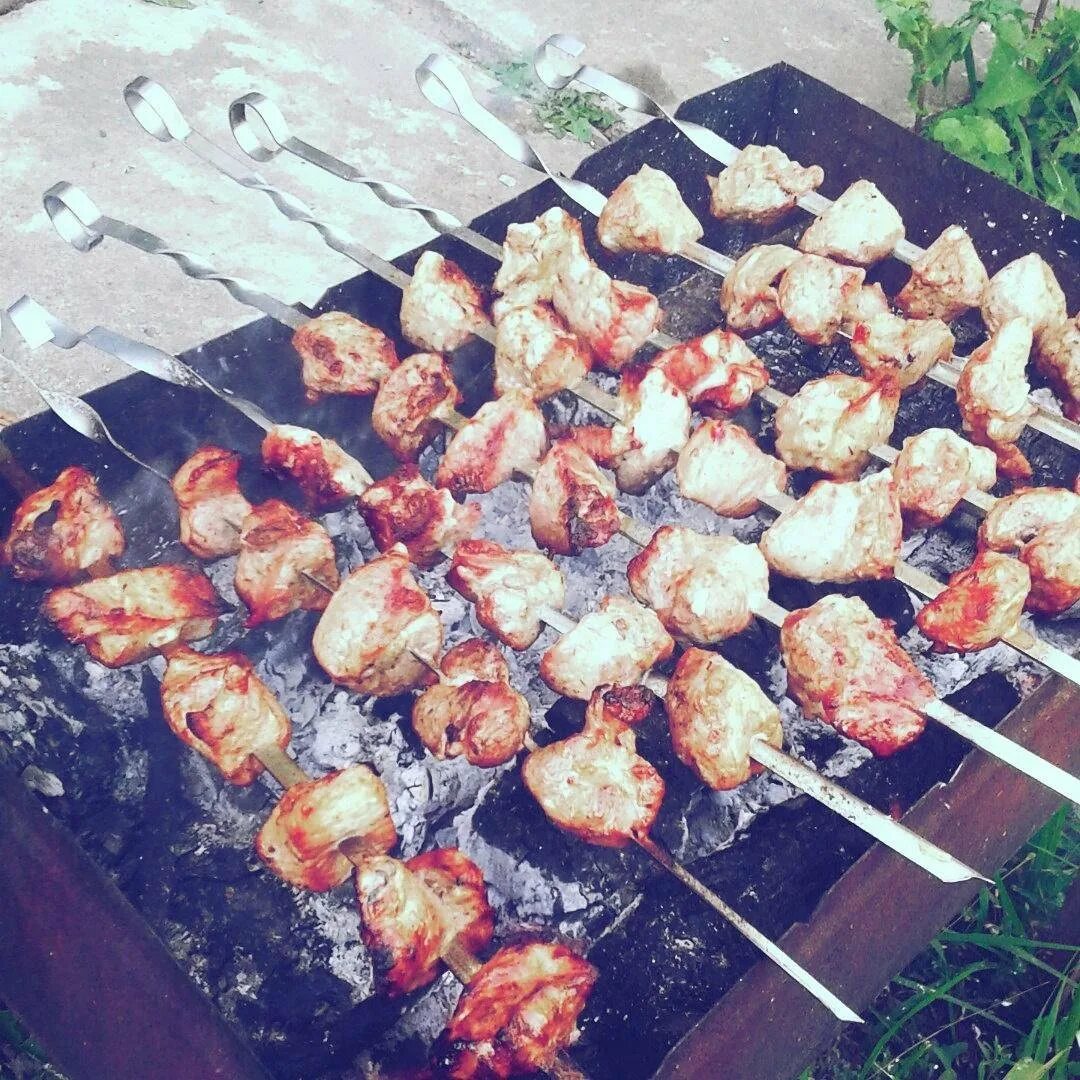 Можно ли жарить шашлык в мае. Шашлыки на природе. красивый шашлык. шашлык на мангале. шашлык на тарелке.
