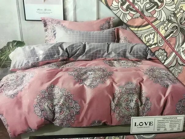 Спальня кровать сердце. Комплект постельного белья love classic quality. Пастелное бельё с сердечками. Постельный комплект love. Комплект постельного белья с розами.