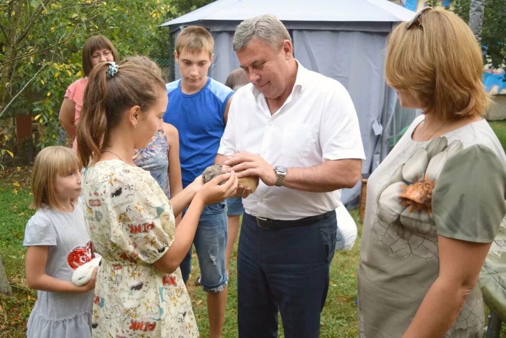 Многодетная семья горячий ключ. Семья Саргановых. Визит в многодетную семью Серпухов. Многодетная семья из хутора Сиротин Волгоградской области. Поддержка многодетных в 2024 году последние