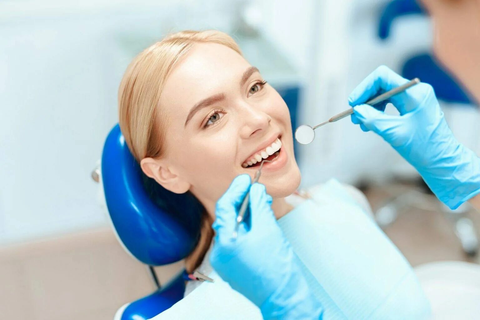 Стоматолог выходные. Стоматолог. Профессиональная чистка зубов. Улыбка стоматология. Девушка стоматолог.