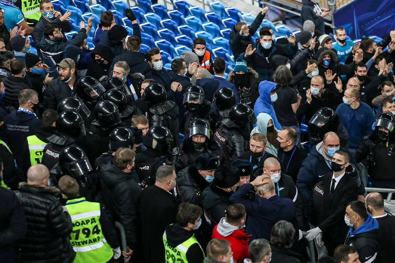 Драка фанатов Спартака и Зенита в Питере. Драка после матча