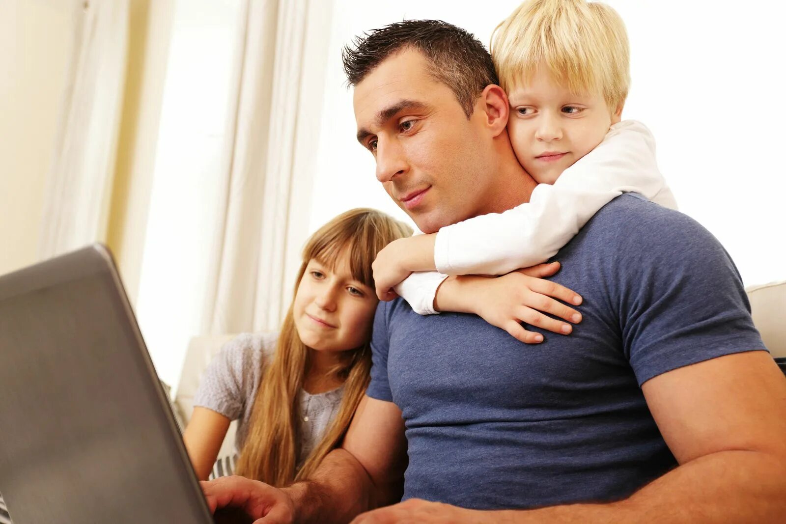 Папа и ребенок за компьютером. Отец с ребенком за компьютером. Современные родители. Папа и ребенок работа дома. Семья в тяжелое время
