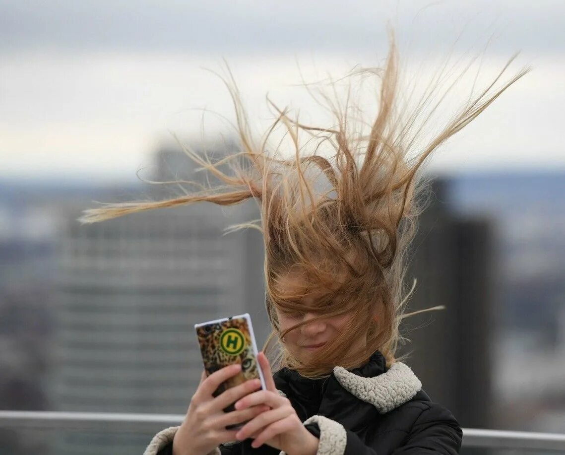 Хороший ветреный день. Сильный ветер. Растрепанная девушка. Сильный ветер волосы. Порывистый ветер.