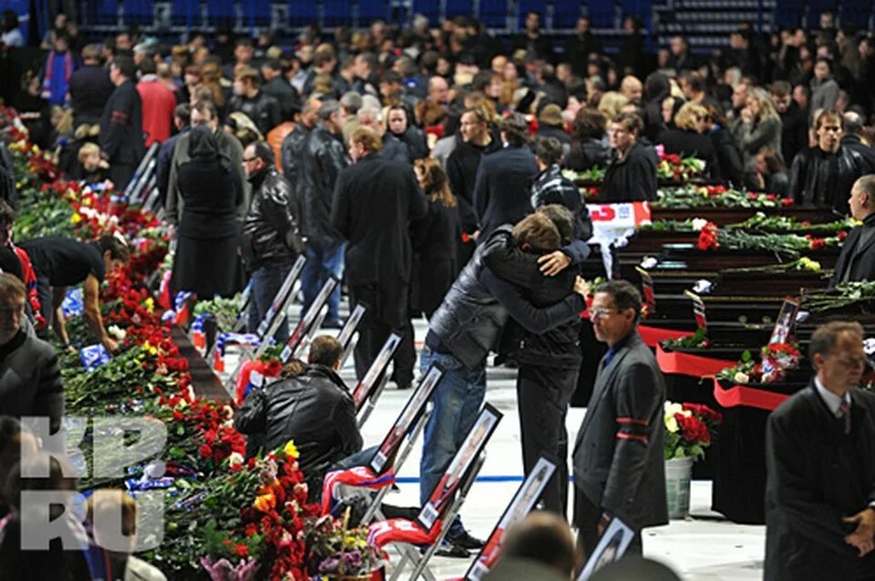 локомотив ярославль трагедия. 2011 год команда локомотив. хоккейная команда локомотив ярославль 2011 список погибших. локомотив ярославль трагедия 2011. локомотив ярославль хоккей 2011.