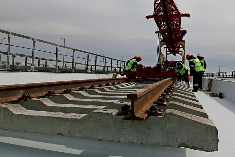 Железобетонные шпалы под рельсы р50. Строительство железных дорог. Страховочный пакет рельсы р65. Термитная сварка рельсов. Газопрессовая сварка рельсов.