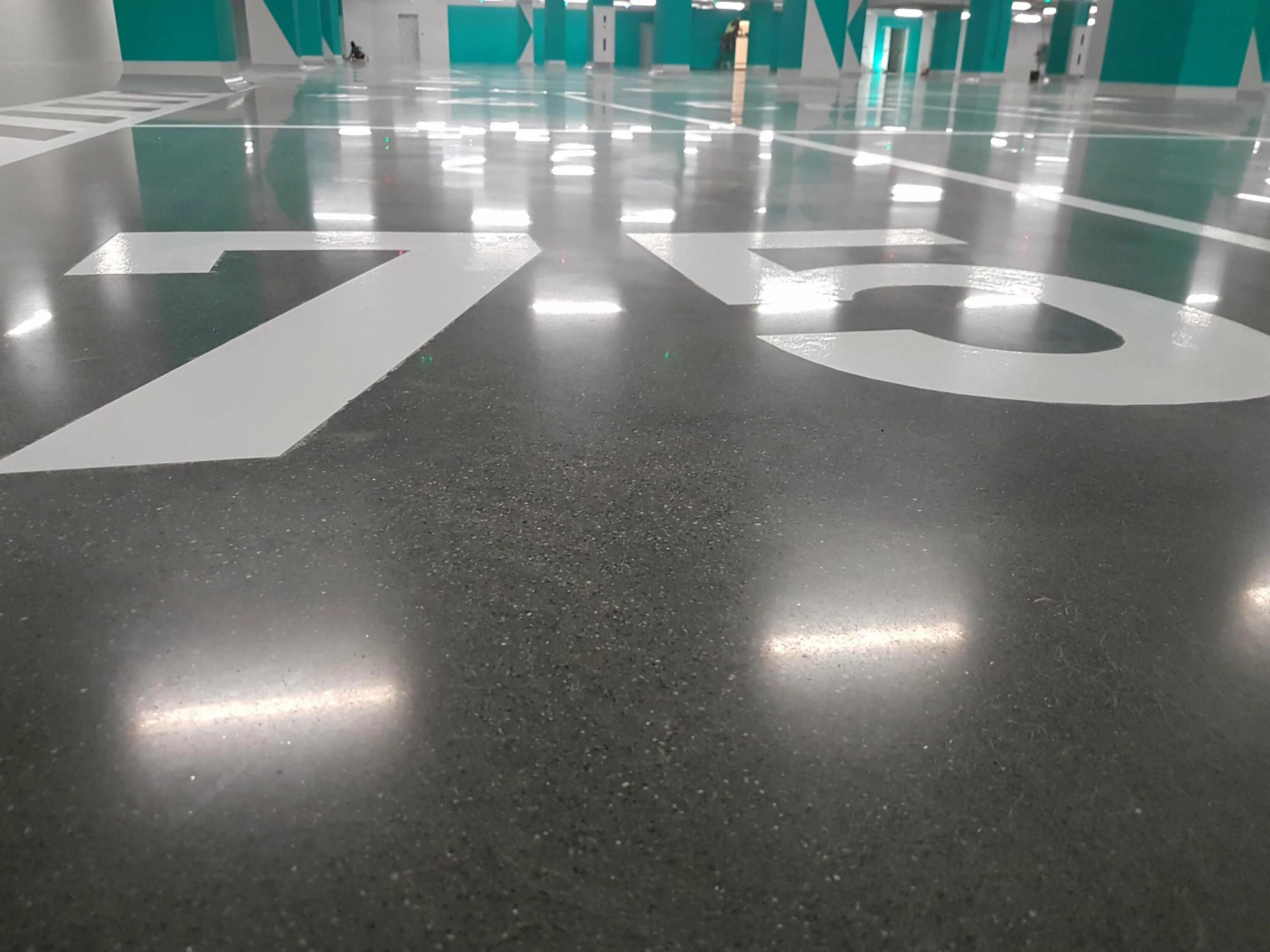 Наливной эпоксидный пол терраццо. Пол эпоксидный промышленный наливной Epoxy Flooring RAL 7004. Наливной полимерный пол Linolit terrazzo 10 мм. Пол наливной эпоксидный EPD-122.