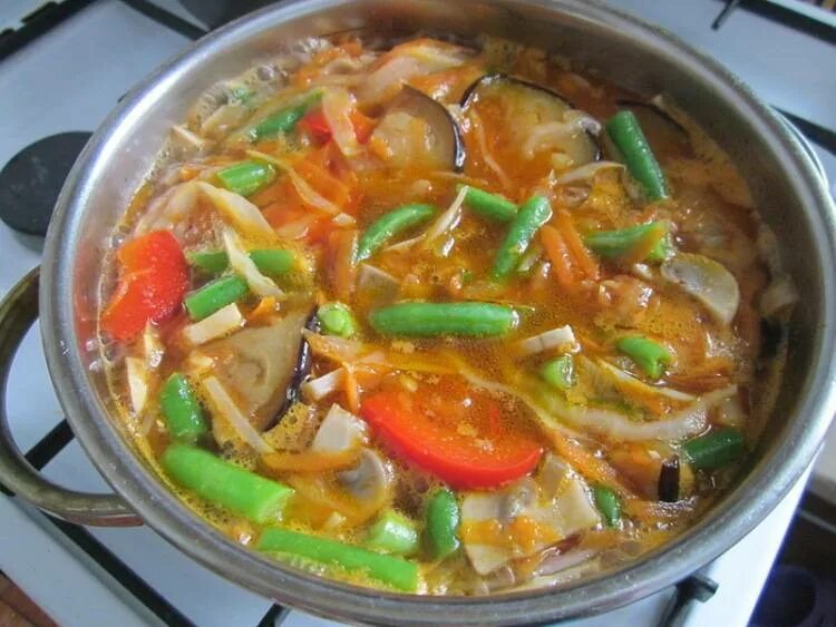 Рецепт суп зеленой фасолью. Рецепт суп зеленой фасолью. Суп из стручковой фасоли. Фасолевый стручковый суп. Суп овощной с зеленой фасолью.