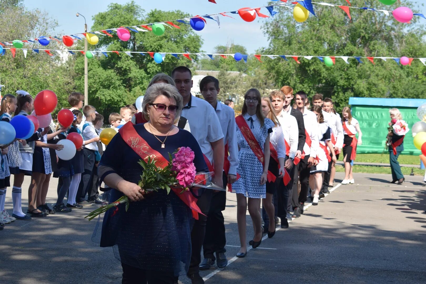 Сальск ростовская новости. Торжественная линейка картинка. Торжественная линейка надпись. Последний звонок 2022 в г. Сальске. Сальск 9б последний звонок.