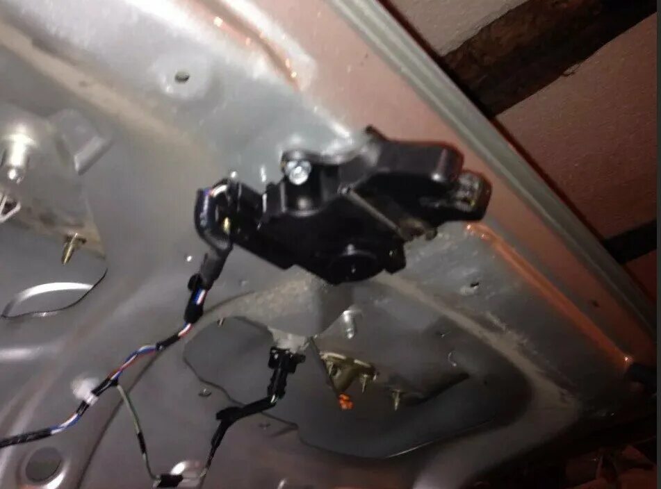 Кнопка багажника тойота авенсис. Тойота авенсис 2008 резинка открывания багажника. Avensis 2007 кнопка багажника. Тойота авенсис 2007 газовые упоры на крышку багажника седан. Тойота avensis 2007 кнопка замка багажника.