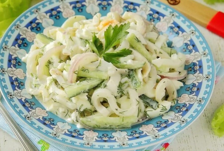 Кальмар свежий огурец. Пп салат с кальмарами. салат с кальмарами и яйцом и огурцом.