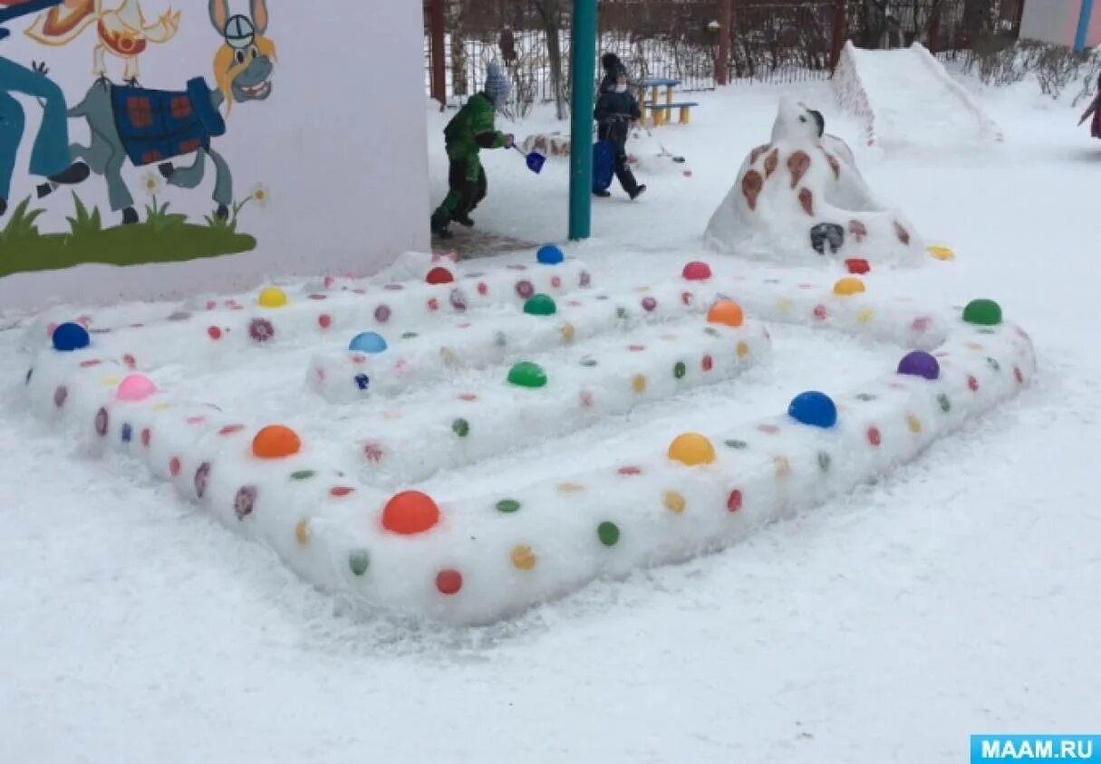 Лабиринт из снега в детском саду. Снежный городок в детском саду лабиринт. зимние постройки на участке детского сада. зимний участок в детском саду.