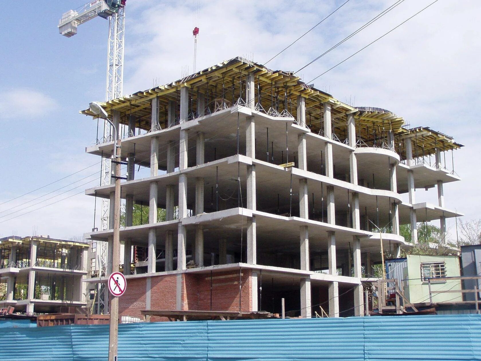 Монолитный железобетонный рами. Монолитный дом стройка. Монолитный бетонный дом. Бетонный монолитный каркас. Монолитная конструкция здания.