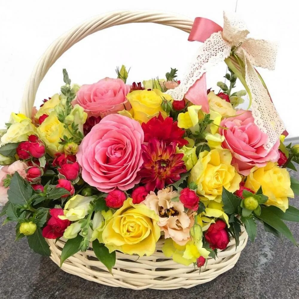 Корзинка с цветами. Шикарная корзина роз. Красивые букеты в корзинках. Шикарные корзины с цветами. С днем рождения букеты корзины.