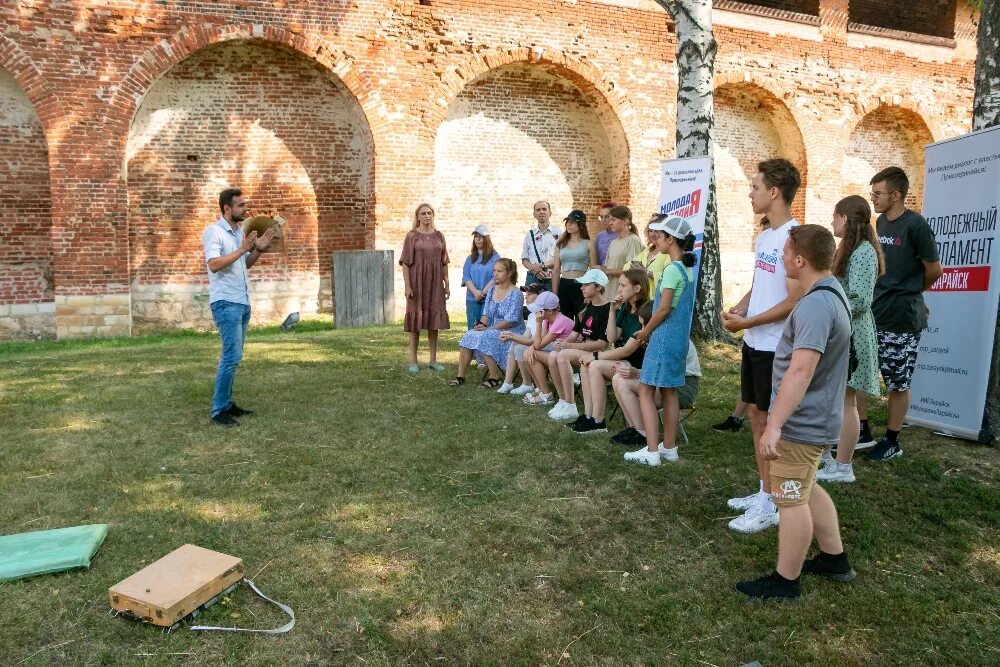 Тв зарайск. Зарайский детский дом. день города зарайск 2025. зарайский кремль графика. зарайск могилы вдоль кремля.