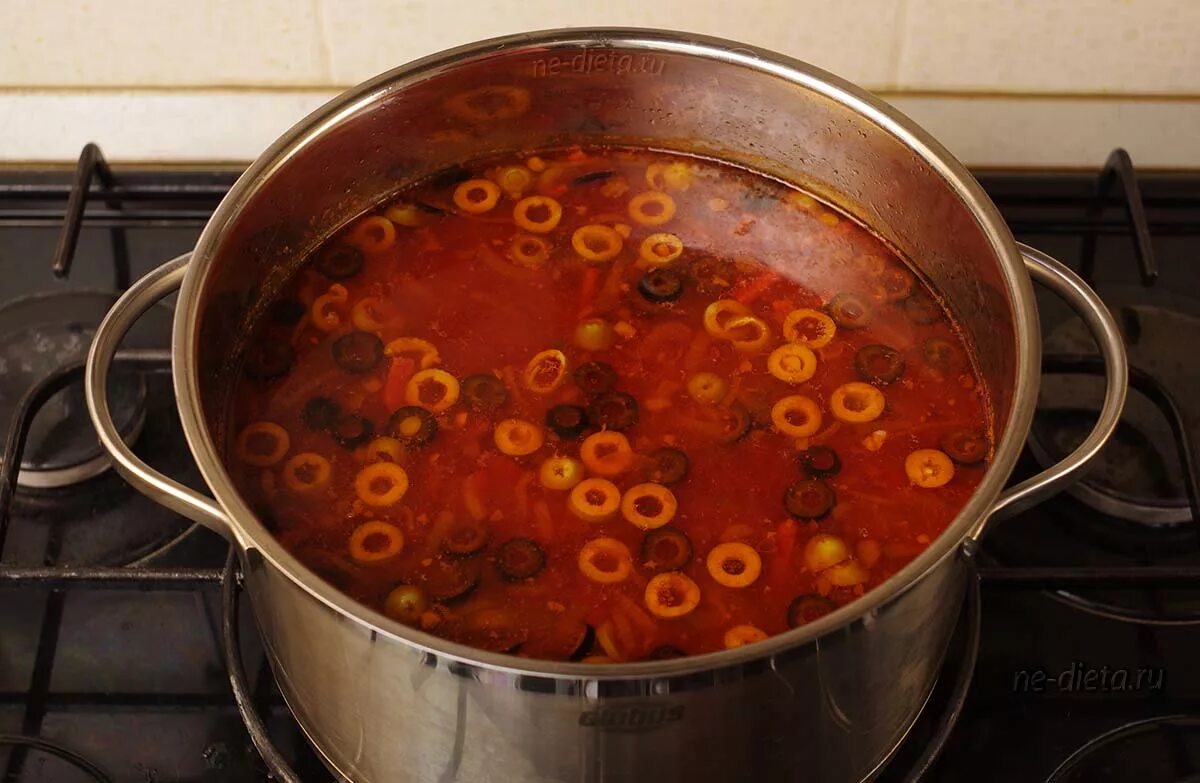 Солянка сборная мясная в кастрюле. Суп солянка сборная с колбасой. Суп солянка мясная. Суп в кастрюле. Варка солянка.