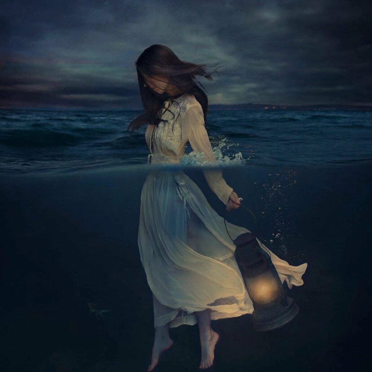 Загадочно мечтающая. Девушка на берегу моря. Девушка в воде ночью. Девушка и море мистика. Девушка на море Эстетика.