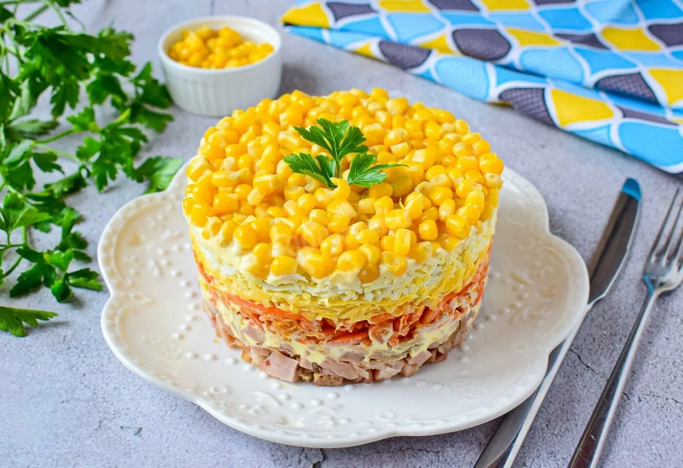 Салат морковка с копченой курицей слоеный