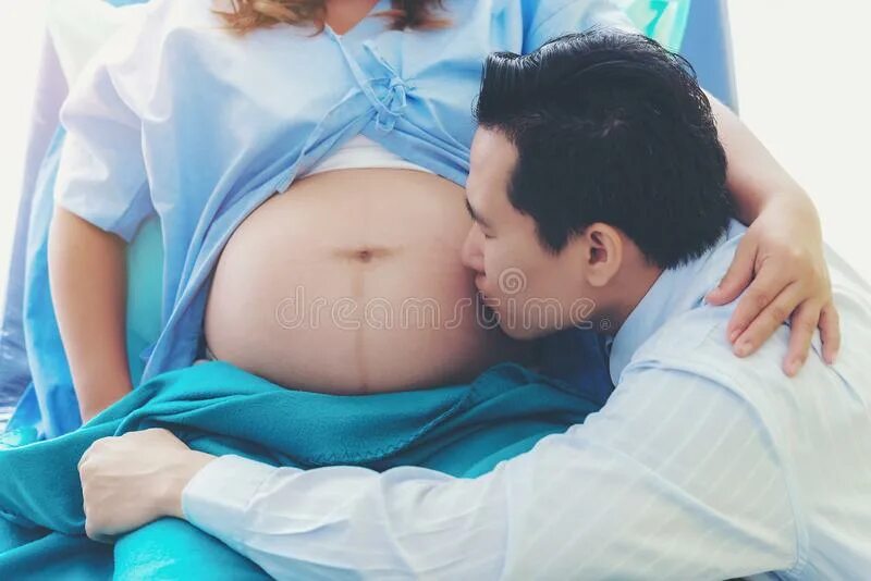 Видео жена забеременела. Поцелуй беременную. Муж целует беременную жену. Муж з беременной женой. Беременность через поцелуй.