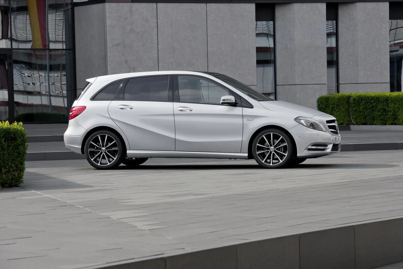 Мерседес бенц b180 2015. Мерседес w 246. Mercedes benz b class 200. Mercedes b200 w246. Mercedes b200 w246.