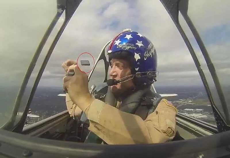 Пилот сообщил. Пилот самолета. Селфи летчика. Пилот задумался. Пилот.