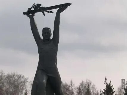 Памятник с поднятой рукой