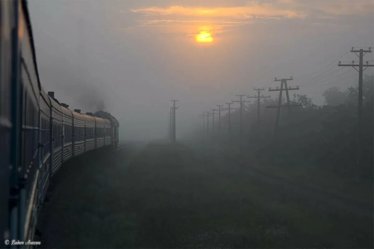 Железная дорога туман. Поезд в тумане. Железнодорожные пути в тумане. Туман на ЖД. Вид никуда