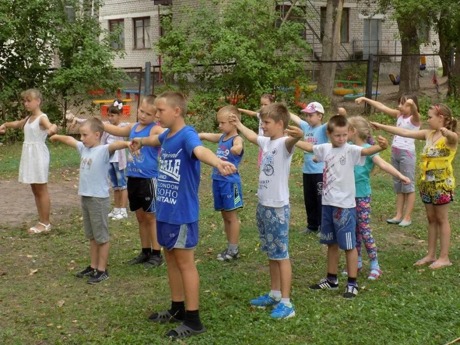 Зарядка для детей в лагере. Детский лагерь зарядка. Зарядка на улице дети. Зарядка для детей фото. Военная зарядка для детей