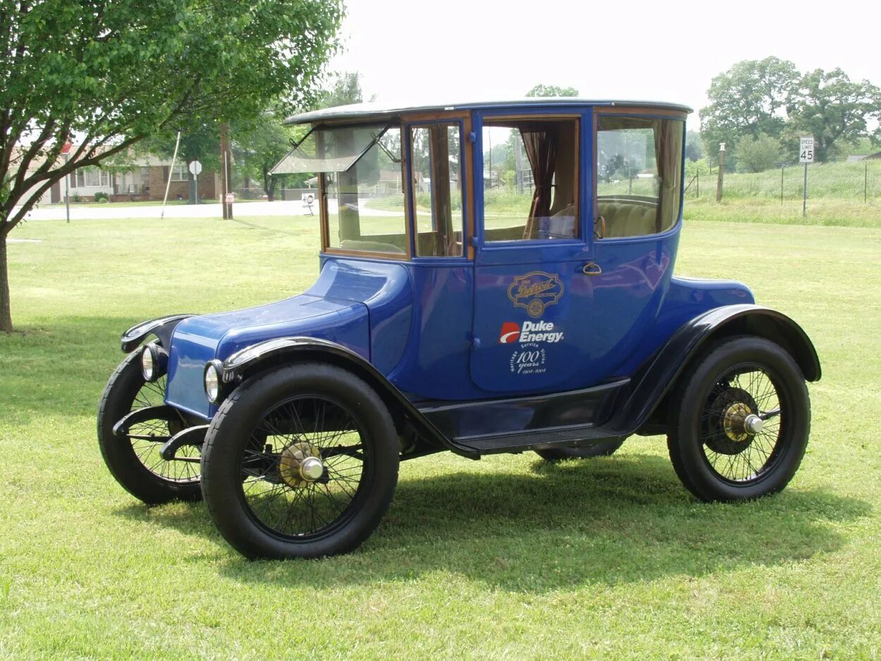 1 электрический автомобиль. Первый электромобиль 1841. Электромобиль «Detroit Electric» 1915 года. Электромобиль компании «Detroit Electric», 1907 г. Тесла. Электромобиль Романова 1899.
