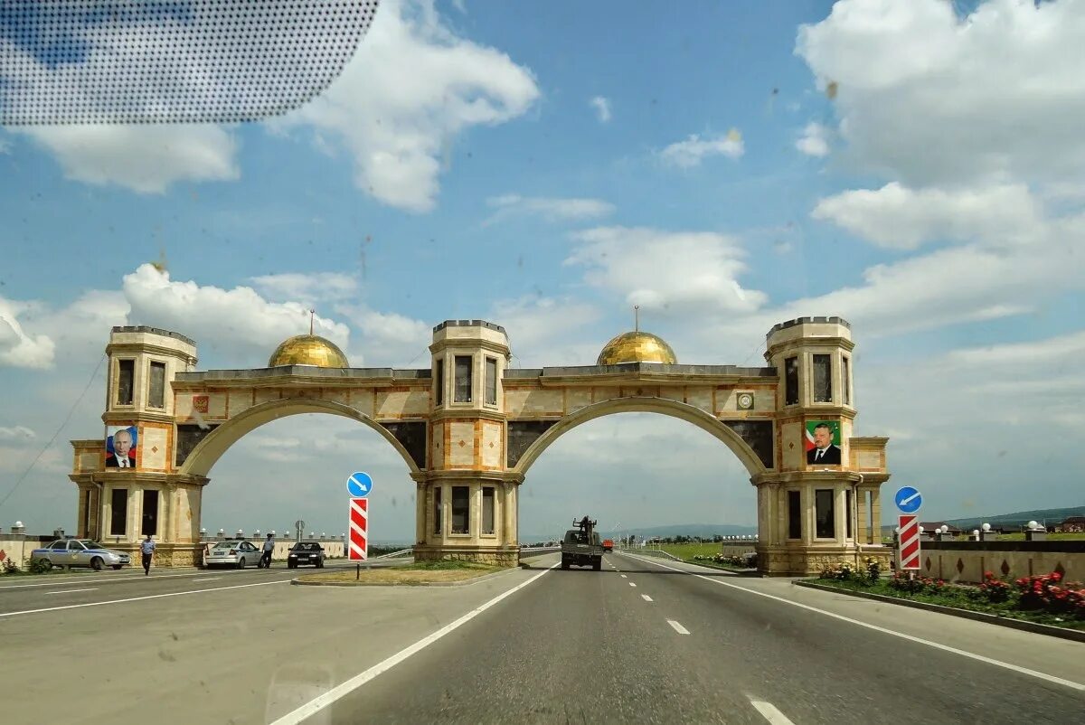 Можно въехать в грузию. Ворота на въезде в Чечню. Ворота на въезд в Гудермес. Въезд в Грузию из Дагестана. Ворота на въезд в Гудермес 2022.