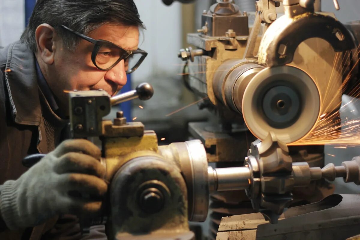 инженер конструктор. токарь по металлу. видео работающих станков. видео работающих станков. станок на заводе.