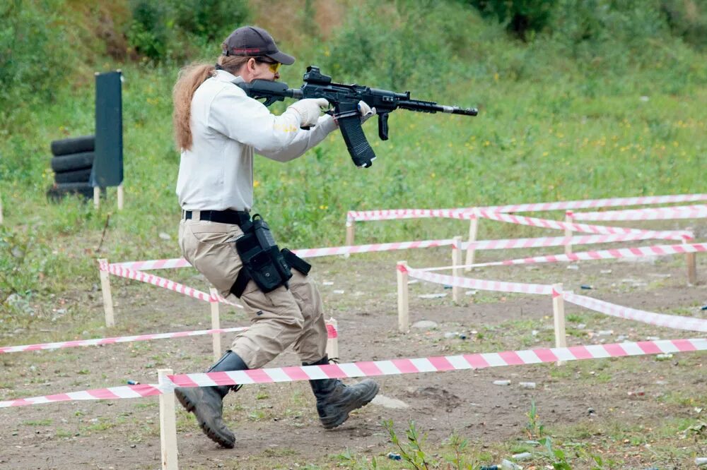 Стрельба фулл. Практическая стрельба аирсофт. Тактическая стрельба IPSC. Тактическая стойка для стрельбы из автомата. Спортивное оружие для практической стрельбы.