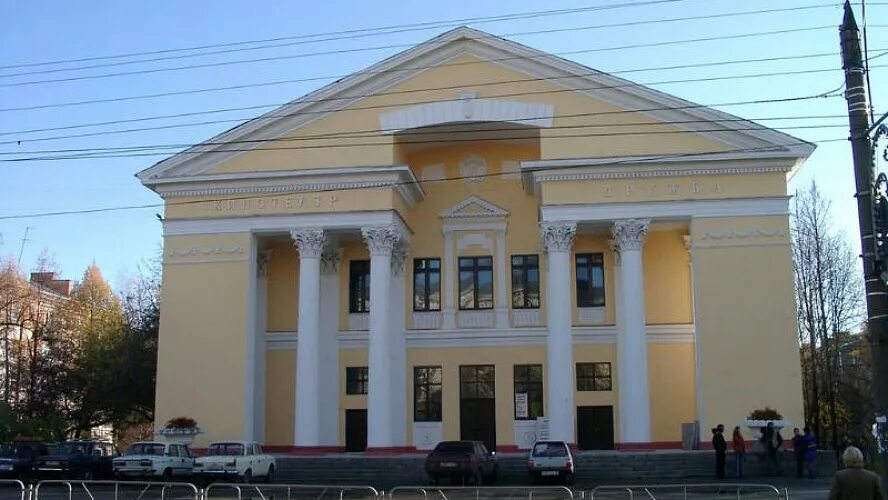 Кинотеатр дружба ижевск история. Кинотеатр ижевск удмуртская ул. Кинотеатры города ижевск. Кинотеатры города ижевск. Кинотеатр дружба ижевск внутри.