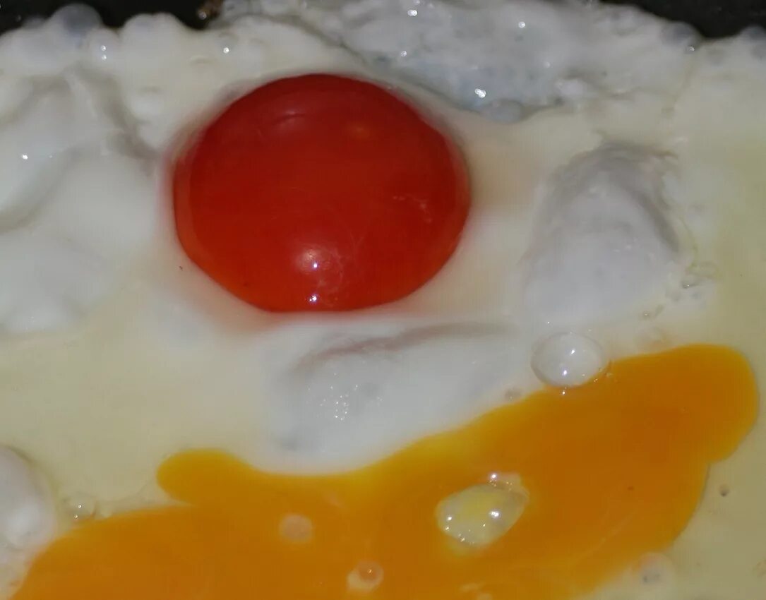 Почему яйцо оранжевое. Яйца с ярким желтком. Цвет куриного желтка. Желток куриного яйца.