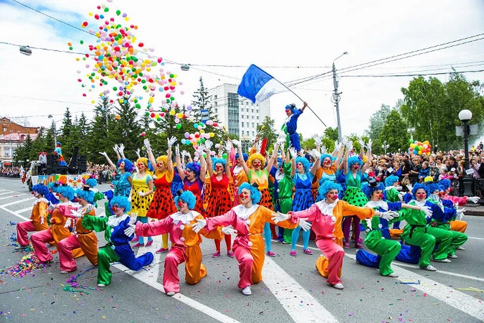 Праздник в городе. День города в городе праздник. Массовые гуляния. Общественные праздники. Общественные праздники примеры