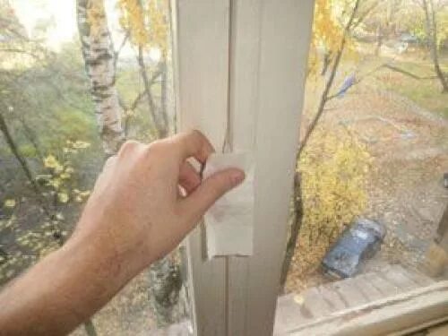 Чем заделать окна чтобы не дуло. Заклейка окон на зиму. оклеиваем окна к зиме. заклеивание пластиковых окон. заклеить окна на зиму.