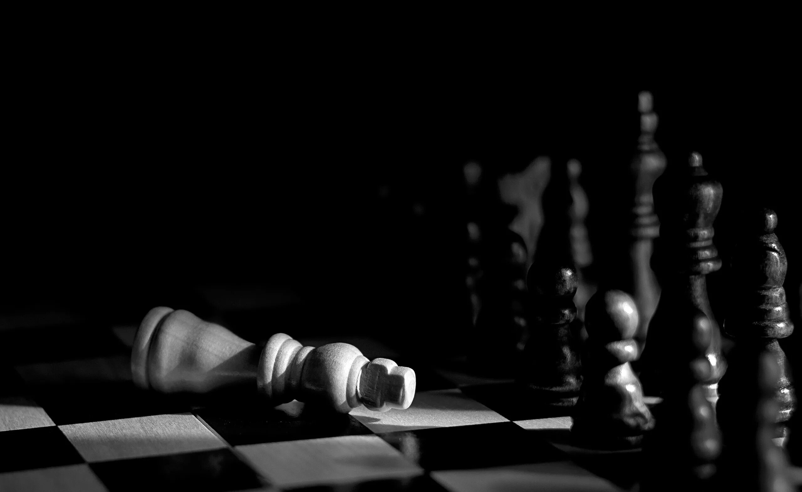 Игра черно белые камни на доске. Игра шахматы Chess. Мрачные шахматы. Шахматная доска. Шахматы фон.