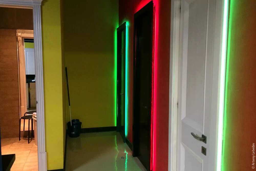 стеклянная дверь с подсветкой. наклейки светящиеся в темноте. открытая дверь в темную комнату. светящиеся наклейки на унитаз. свет за дверью.