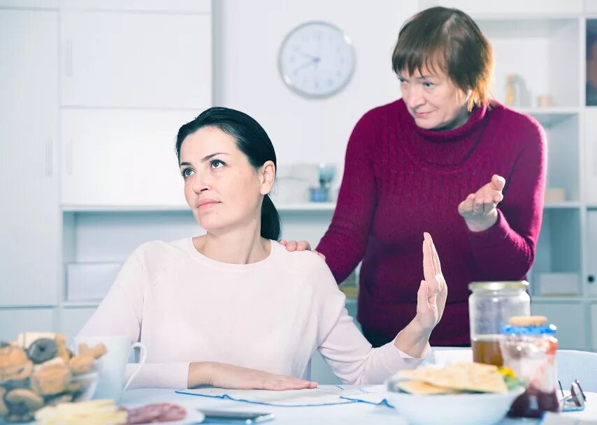 Невестка и свекровь чурикова. Свекровь и невестка. свекровь и невестка ругаются. свекровь и невестка на кухне. свекровь на кухне.