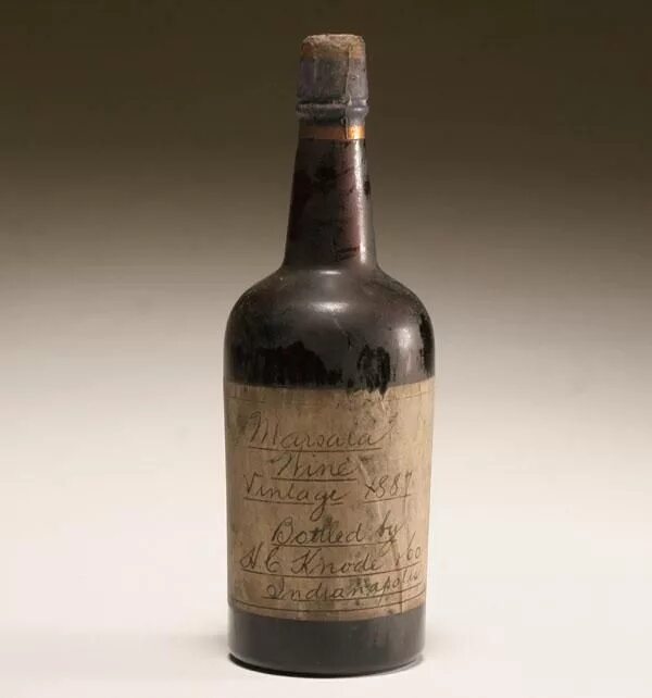 Старинная бутылка вина. Бутылка рома 17 века. История возникновения алкогольных напитков. Старое вино. Старинные винные бутылки.