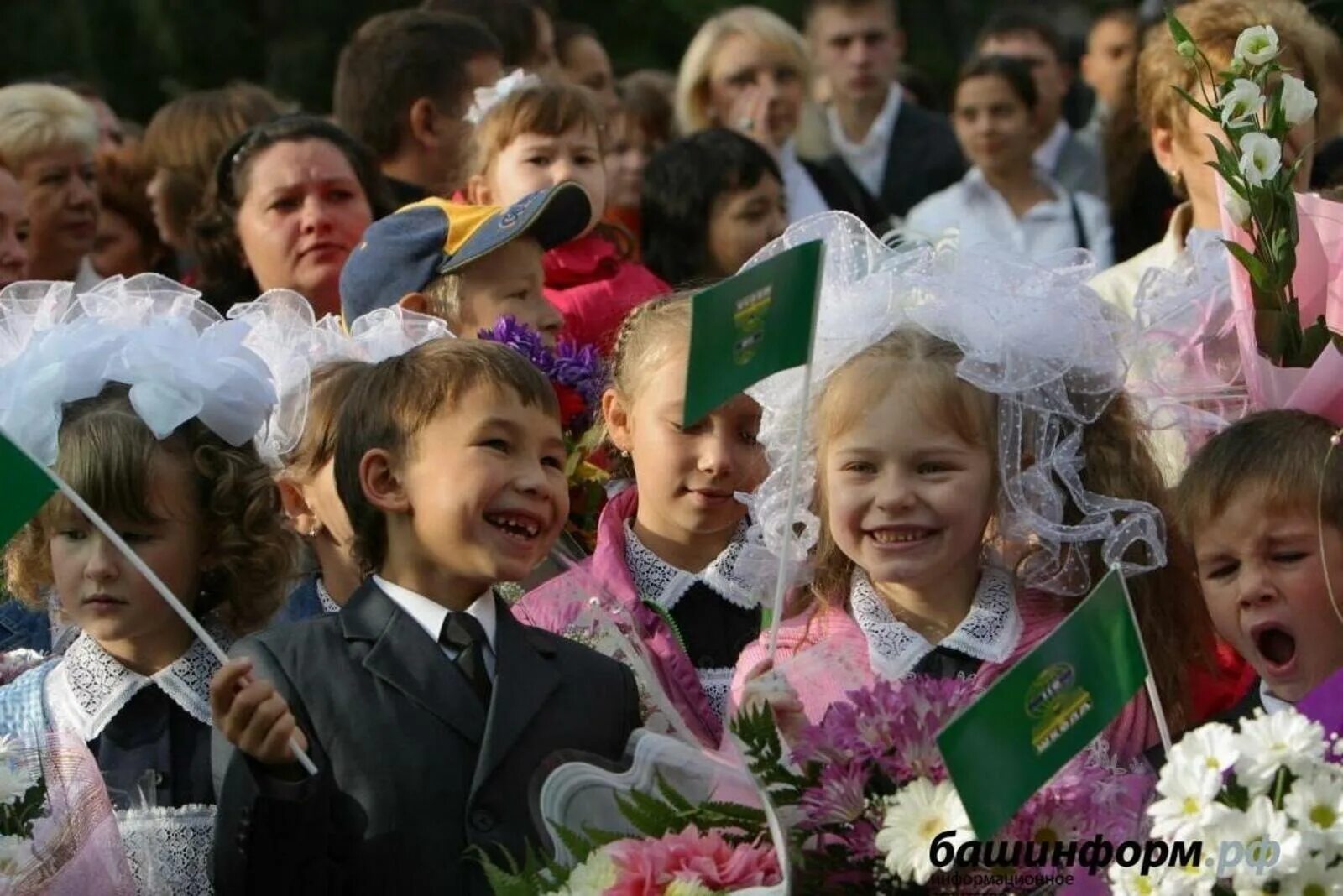 Школа первоклассника. Первоклассники в классе. Школьники 1 сентября. Школа первый класс. Школа года признана