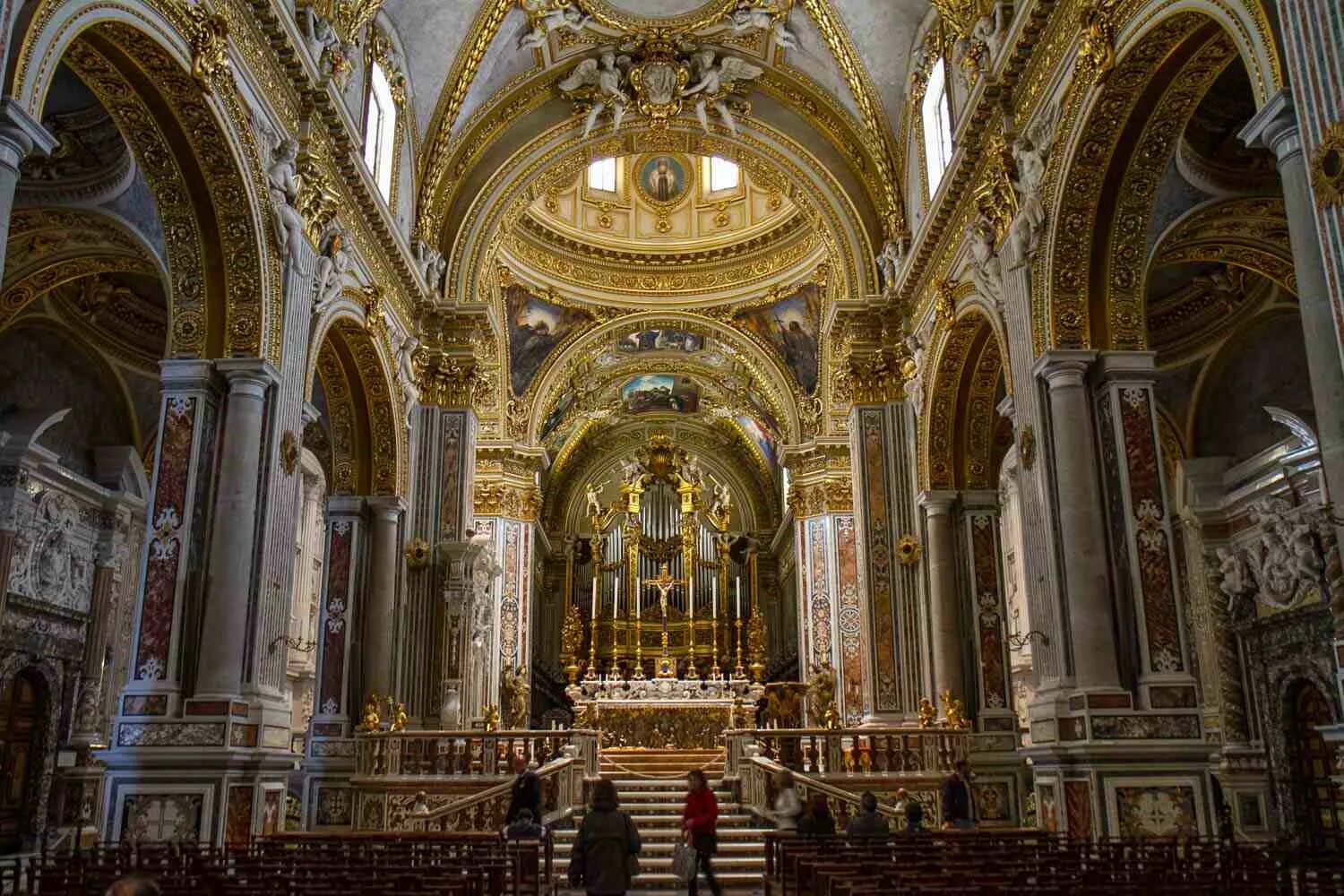 Самый крупный монастырь в европе. Аббатство Монте-Кассино. Монастырь Монте Кассино. Бенедиктинское аббатство Монте Кассино. Аббатство Монте-Кассино внутри.