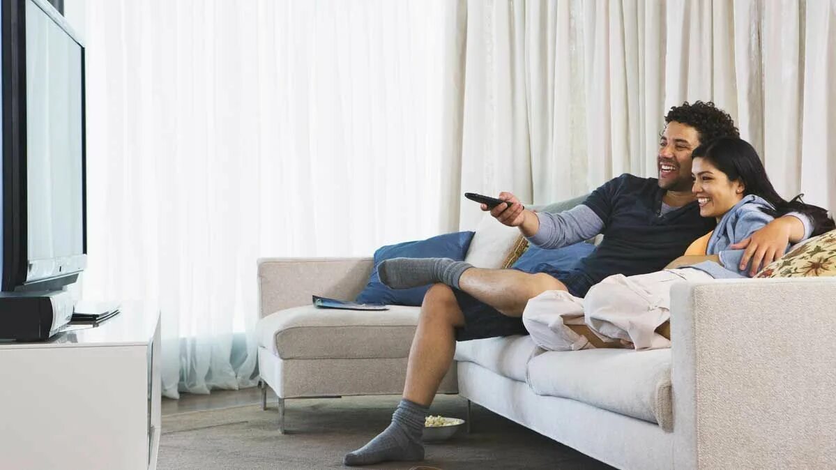 She watch tv every day. She watch tv every day. Binge watching tv. Презентация мой день. А ты знаешь ведущая мэдди.