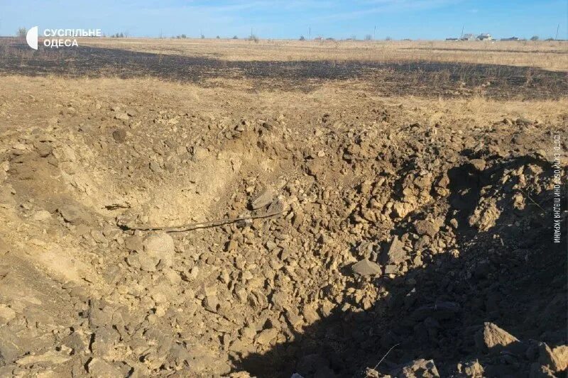 Остался в воронке. Остался в воронке. Ямальский кратер (ямальская воронка). Кратер гоголь. Лунный кратер невада.