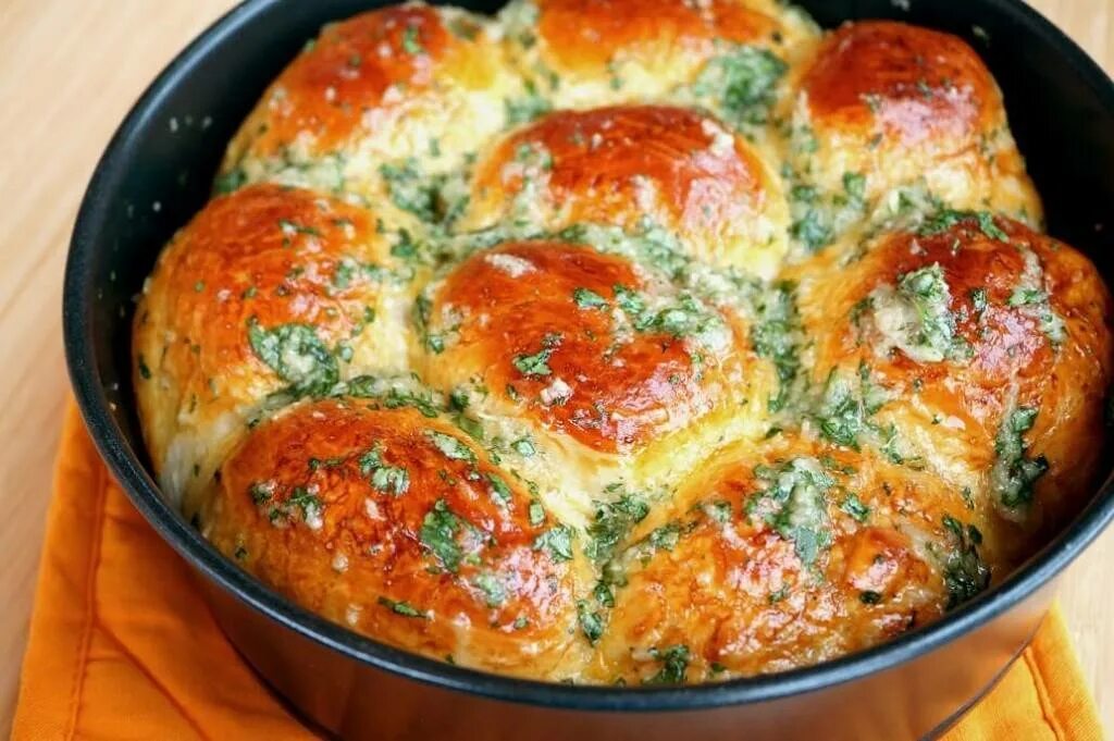 Булочки к борщу. Пампушки с чесноком к борщу. Вкуснейшие пампушки с чесноком. Вкуснейшие пампушки с чесноком. Пампушки с зеленью и чесноком, к борщу.