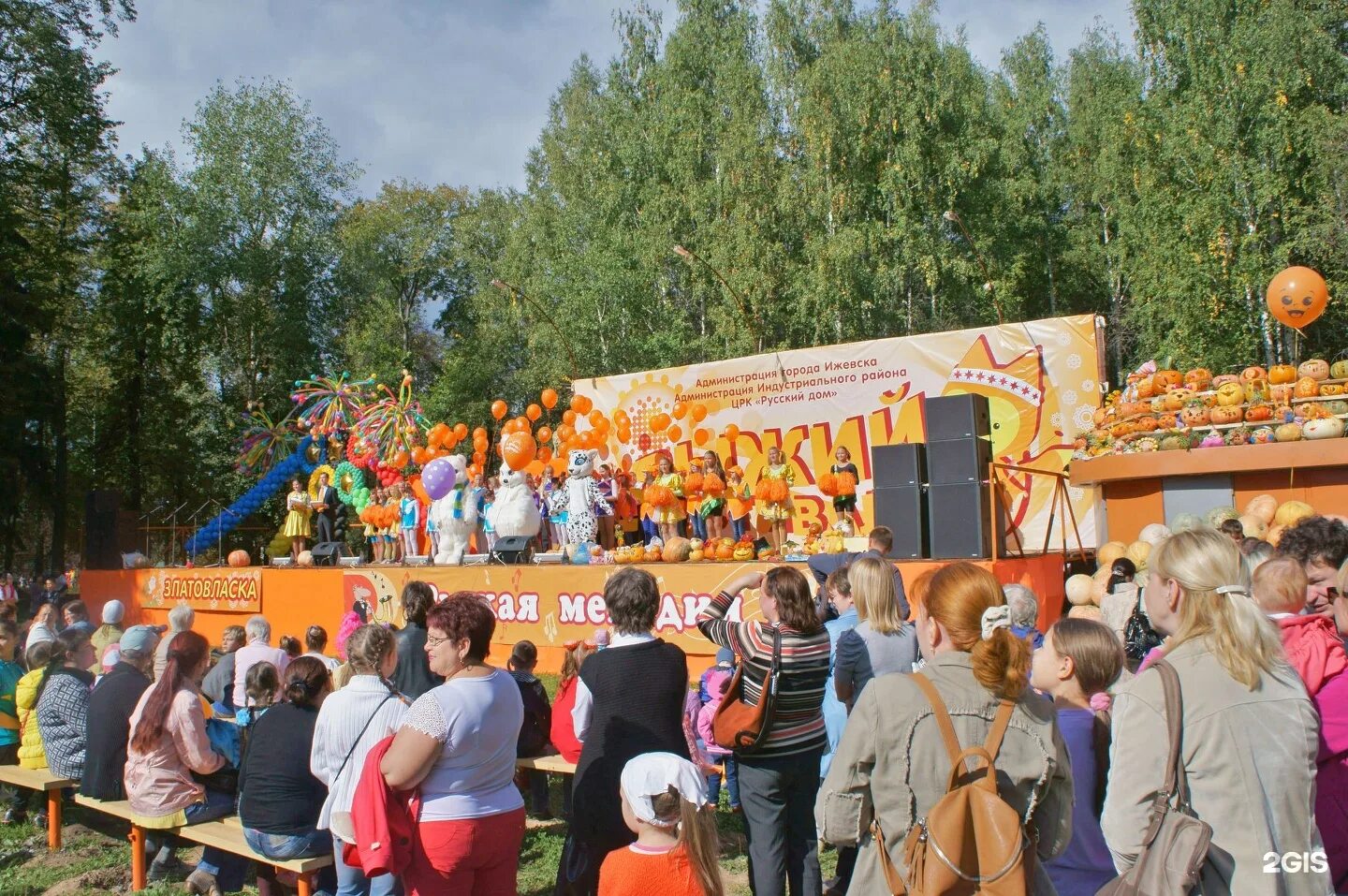 Парк космонавтов беседки. Ижевск парк Космонавтов Ижевск. Дендропарк Ижевск парк Космонавтов. Русский дом парк Космонавтов Ижевск. Сад дружбы народов Ижевск парк Космонавтов.